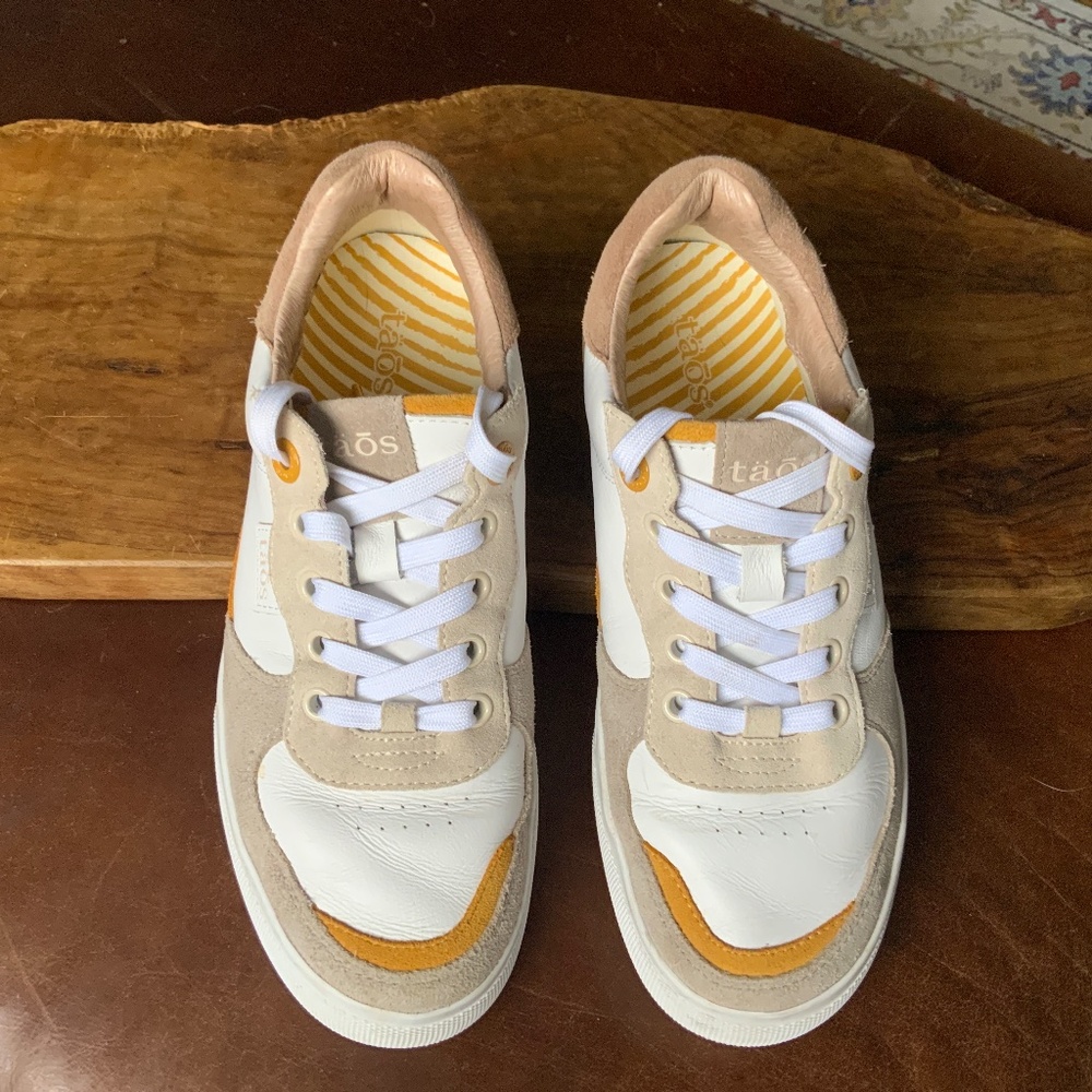 Taos - Pop Soul leather and suede sneaker size 8 EUC Sand/mustard